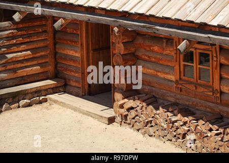 Cabane en bois, éclairée par le soleil, de détails sur porte d'entrée. Banque D'Images