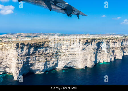 L'île de Gozo à partir de ci-dessus, sous l'aile d'un petit avion. Vue aérienne de Gozo, Malte. La rotonde de Xewkija (Casal Xeuchia) est le plus grand de l'île de Gozo et son dôme domine le village. Banque D'Images