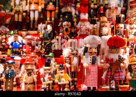 Artisanat d'art pour poupée Casse-noisette don en Marché de Noël à Strasbourg, capitale de Noël en France Banque D'Images
