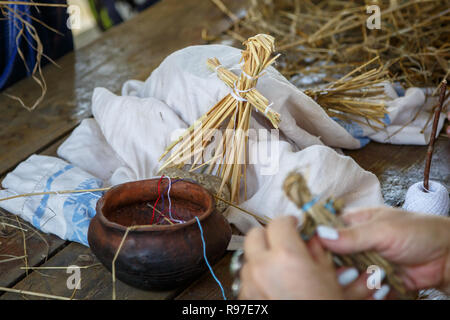 Un jouet en paille dans la forme d'un petit se trouve sur la table. L'art populaire russe traditionnelle Banque D'Images