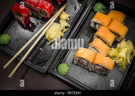 Presque mangé rouleaux japonais emballées dans des contenants en plastique pour la prestation de restauration rapide Banque D'Images