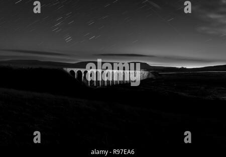 Ribblehead viaduc sur la ligne de chemin de fer s'installer à Carlisle de nuit courts par la lumière peinture avec un chalumeau. Penyghent est derrière Banque D'Images