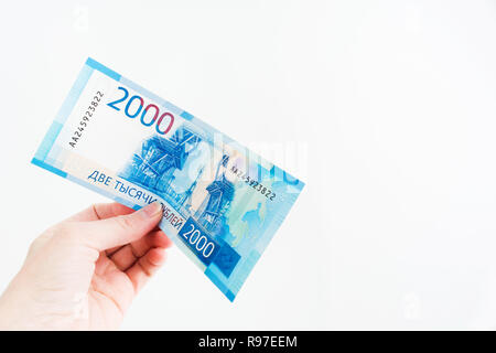 La main féminine détient 2000 rouble russe Loi sur fond blanc avec copie espace, nouveau billet de russe Banque D'Images