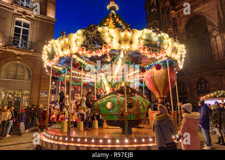 Carrousel en marché de Noël à Strasbourg, capitale de Noël en Alsace, France Banque D'Images