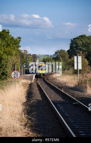 Transpennine Express train classe 185, sur les voitures à Northern Rail à la station sur l'Oxenholme Burneside aux lacs Windermere line Banque D'Images