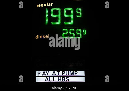 Afton , Virginia United States 18 décembre 2018 , prix de l'essence chuter en dessous de deux dollars à la pompe annoncés par LED verte sign Banque D'Images