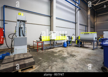 Séparer la collecte des déchets. En appuyant sur l'équipement pour le matériel de tri de débris d'être traitées dans une usine de recyclage de déchets modernes. Banque D'Images