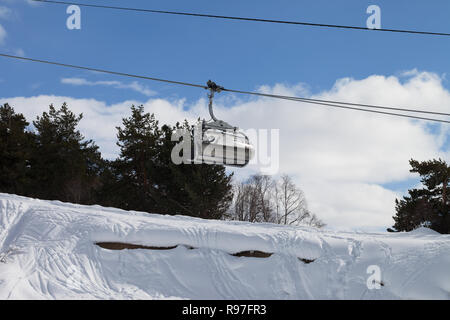 Télésiège et neigeux pente hors-piste avec des traces de skis et snowboards dans station de ski. Montagnes du Caucase à l'hiver. Région de Svaneti, Tetnuldi Geo Banque D'Images