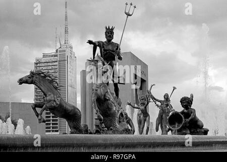 MONTERREY, NL/MEXIQUE - 10 NOV 2003 : Neptuno fontaine à la Macroplaza Banque D'Images