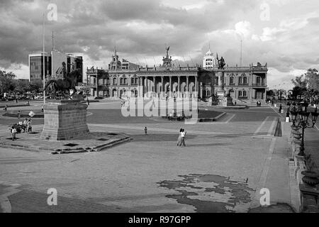 MONTERREY, NL/MEXIQUE - NOV 10, 2003 : Avis de la Macroplaza et le palais du gouverneur sur l'arrière-plan Banque D'Images