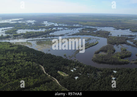 Région de Vladimir, Russie. 9 mai 2013. Quartiers de ville Kovrov de l'air. Rivière Kliazma. Les crues du printemps. Camp de vacances Banque D'Images