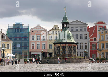 La célèbre place du marché de l'eau à Wismar en Allemagne, construit en 1602 Banque D'Images