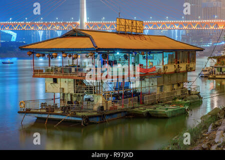 Vieux bateau traditionnel chinois amarré le long de la rivière Yangtze dans la nuit à Chongqing Banque D'Images