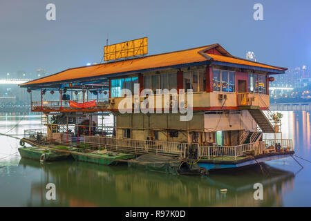 Vieux bateau traditionnel chinois amarré le long de la rivière Yangtze dans la nuit à Chongqing Banque D'Images