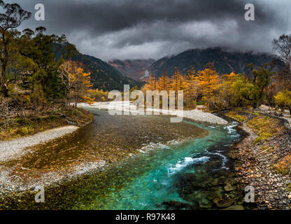 Rivière Azusa en automne dans Kamikochi, Chubu Sangaku National Park Banque D'Images