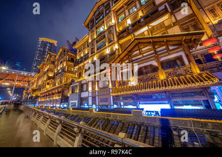 L'architecture traditionnelle chinoise de Hongyadong la nuit à Chongqing Banque D'Images