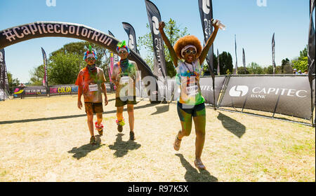 Johannesburg, Afrique du Sud, le 25 septembre 2016, diverses personnes s'exécutant dans la Color Run Marathon à Johannesburg Banque D'Images