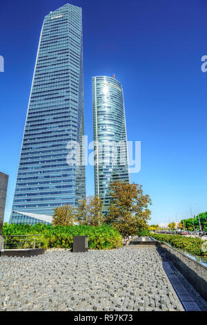 Gratte-ciel et hôtels dans la ville de Madrid, sur fond de ciel bleu d'un quartier financier moderne dans la région de Cuatro Torres Business Area, à Madrid, en Espagne. Banque D'Images