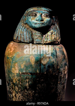 Amenwahsoe (scène culte du défunt pour Osiris)Ce pot de Amenwahsu canopes, un scribe royal et délégué syndical en chef du temple de Ptah, est constitué d'un vase et une tête humaine. Le vase porte une inscription ainsi qu'une scène en noir. Nouvel Empire, xixe dynastie 1292-1196 / 5 BC. L'Égypte, l'Égyptien. Banque D'Images