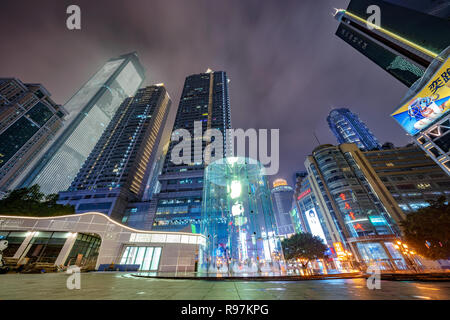 CHONGQING, CHINE - Septembre 18 : Vue de nuit sur la ville moderne des gratte-ciel, et des centres commerciaux dans le centre-ville de Jiefangbei le 18 septembre 2018 dans Ch Banque D'Images