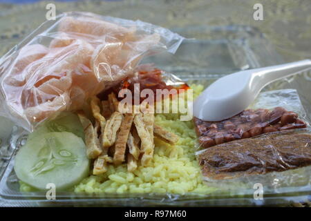 Nasi kuning. Indonésie L'alimentation. Banque D'Images