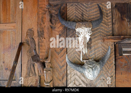 Un crâne d'un Carabao, également connu sous le nom de buffle d'Asie de la décoration d'une maison traditionnelle des autochtones de la communauté Ifugao au village de Banga-An le peuple, situé à la Cordillères des terrasses de riz dans l'île de Luzon, Philippines Banque D'Images