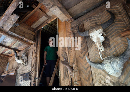 Un crâne d'un Carabao, également connu sous le nom de buffle d'Asie de la décoration d'une maison traditionnelle des autochtones de la communauté Ifugao au village de Banga-An le peuple, situé à la Cordillères des terrasses de riz dans l'île de Luzon, Philippines Banque D'Images