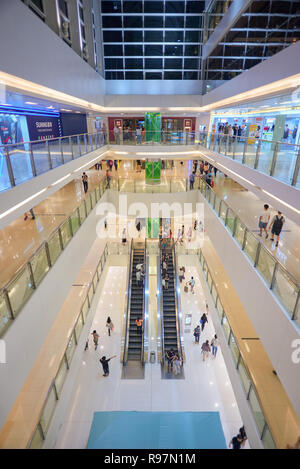 HONG KONG - Mai 17, 2015 : l'intérieur de New Town Plaza Shopping Mall. New Town Plaza est un centre commercial dans le centre-ville de Sha Tin à Hong Kong. Banque D'Images