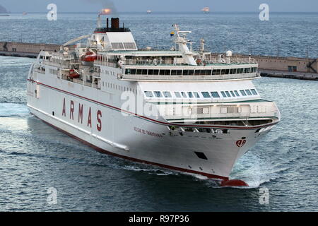 Le car-ferry Volcán de Tamadaba atteint le 24 janvier 2018, le port de Santa Cruz de Tenerife. Banque D'Images