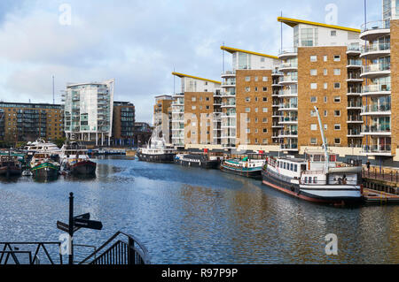 Appartements neufs et bateaux à Limehouse Basin dans l'East End londonien, UK Banque D'Images