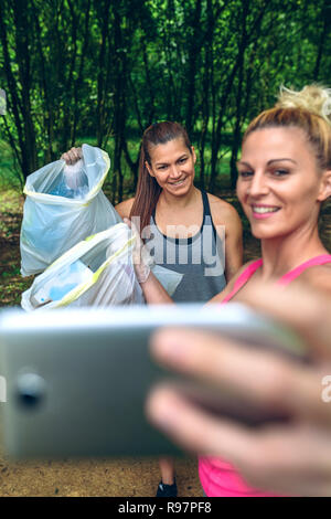 Deux jeunes filles de prendre une plogging selfies après Banque D'Images