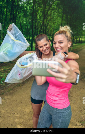 Deux jeunes filles de prendre une plogging selfies après Banque D'Images