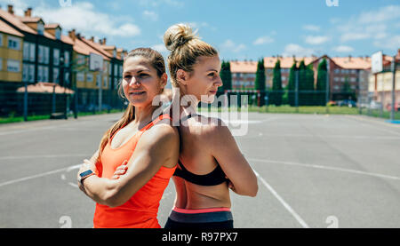 Les sportives posant avec bras croisés Banque D'Images