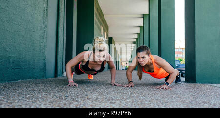 Les sportives faisant push-ups Banque D'Images