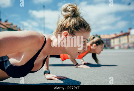 Les sportives faisant push-ups Banque D'Images