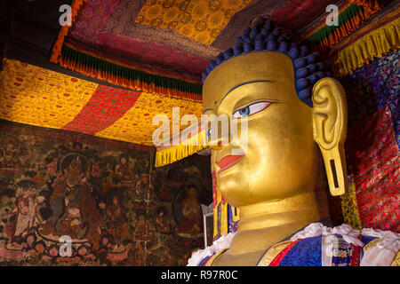 La statue en or du Bouddha Shakyamuni au Palais Shey Monastère, Ladakh, Inde. Banque D'Images