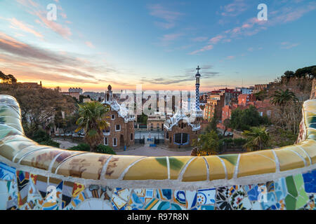 Lever du soleil sur le parc Guell conçu par Antoni Gaudi, Barcelone, Espagne. Banque D'Images