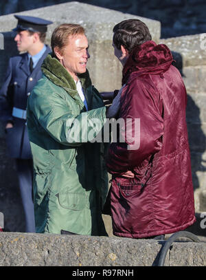 Josh O'Connor et Ben Daniels une scène du film pour l'art dramatique à Netflix Château de Caernarfon. Le Prince Charles est accueilli au château de Caernarfon par Anthony Armstong-Jones, Lord Snowdon au connétable de Château de Caernarfon, avant son investiture. Avec : Ben Daniels, Josh O'Connor, où : Caernafon, Gwynedd, Royaume-Uni Quand : 18 novembre 2018 Source : WENN.com Banque D'Images