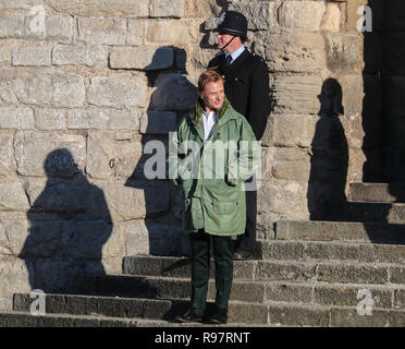 Josh O'Connor et Ben Daniels une scène du film pour l'art dramatique à Netflix Château de Caernarfon. Le Prince Charles est accueilli au château de Caernarfon par Anthony Armstong-Jones, Lord Snowdon au connétable de Château de Caernarfon, avant son investiture. Avec : Ben Daniels Où : Caernafon, Gwynedd, Royaume-Uni Quand : 18 novembre 2018 Source : WENN.com Banque D'Images