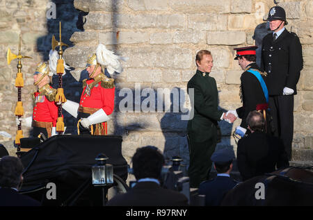 Josh O'Connor et Ben Daniels une scène du film pour l'art dramatique à Netflix Château de Caernarfon. Le Prince Charles est accueilli au château de Caernarfon par Anthony Armstong-Jones, Lord Snowdon au connétable de Château de Caernarfon, avant son investiture. Avec : Ben Daniels, Josh O'Connor, où : Caernafon, Gwynedd, Royaume-Uni Quand : 18 novembre 2018 Source : WENN.com Banque D'Images