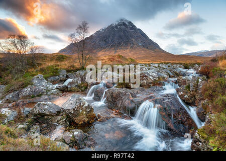 Buachaille Etive Mor au coucher du soleil une magnifique cascade dans les montagnes de l'Ecosse Banque D'Images