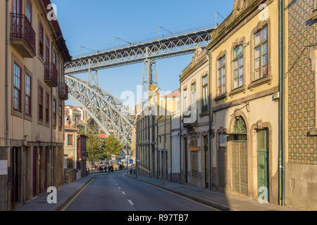 Street View dans le célèbre pont Ponte Dom Luis à Porto, Portugal Banque D'Images