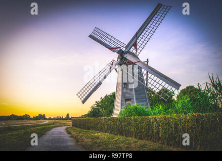 Moulin à vent encore dans la campagne après le coucher du soleil en france Banque D'Images