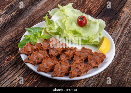 Cig kofte, un plat de viande crue dans la cuisine turque et arménienne. L'ACSG turc signifie 'raw' et kofte signifie meatball. Banque D'Images