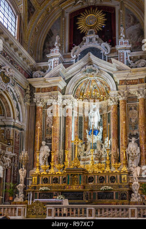 Naples, Italie - 2 décembre 2017 : Gesù Nuovo (Italien : Nouveau Jésus) intérieur de l'église dans la région de Naples, Italie Banque D'Images