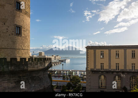 À la vue sur le Vésuve depuis le centre-ville de Naples. La province de la Campanie. L'Italie. Banque D'Images