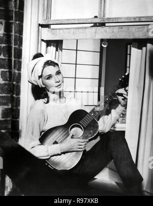 Titre original : Breakfast at Tiffany's. Titre en anglais : Breakfast at Tiffany's. Année : 1961. Réalisateur : Blake Edwards. Stars : Audrey Hepburn. Credit : PARAMOUNT PICTURES / Album Banque D'Images