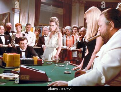 Film Original Titre : Casino Royale. Titre en anglais : 007, JAMES BOND : Casino Royale. Année : 1967. Réalisateur : John Huston, Robert Parrish, KEN HUGHES, VAL GUEST. Stars : Ursula Andress, ORSON WELLES, Peter Sellers. Credit : COLUMBIA/Artistes/Album Banque D'Images