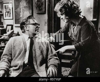 Titre original : QUI A PEUR DE VIRGINIA WOOLF ?. Titre en anglais : QUI A PEUR DE VIRGINIA WOOLF ?. Année : 1966. Réalisateur : Mike Nichols. Stars : ELIZABETH TAYLOR, Richard Burton. Credit : Warner Brothers / Album Banque D'Images