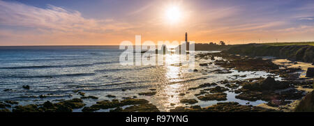 Vue panoramique sur le rivage rocheux à proximité du phare de Pigeon Point sur le littoral de l'océan Pacifique, coucher de soleil paysage ; Pescadero, San Francisco Banque D'Images